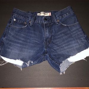 womens denim shorts with pockets showing